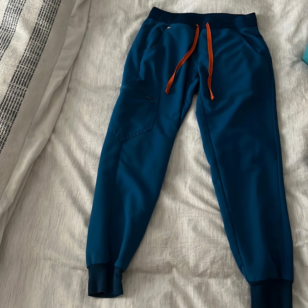 scrubs figs xs for pants and shirt